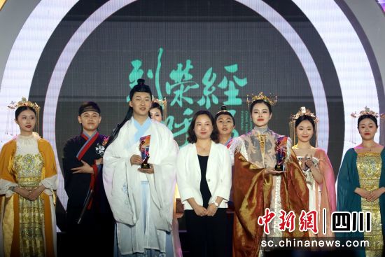 开幕式现场宣布荥经县首届黑砂哥哥和鸽子花妹妹文旅代言人冠军获得者。